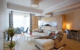 Stylish Condo - Parking And Balcony
